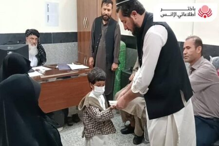 وزارت امور و آباد کاری مہاجرین کی جانب سے ایران میں متعدد افغان تارکین وطن کو نقد امداد فراہم